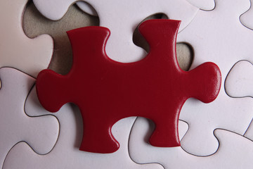 Obraz premium Red puzzle on white background. Copy space