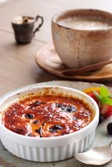 白い器に乗ったクリームブリュレとコーヒーでのんびりカフェタイム