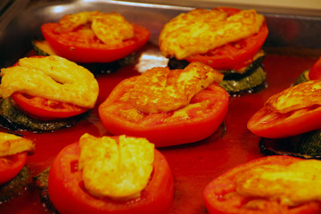 Baked tomatoes with halloumi