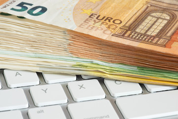 Euro Geldscheine und ein Computer