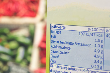Eine Nährwerttabelle auf Lebensmittelverpackung