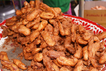 Fried bananas are Thai desserts by cutting bananas into sheets. Then moistened with flour containing rice flour, grated coconut, roasted sesame, sugar and coconut milk. Fry in hot oil in the pan.