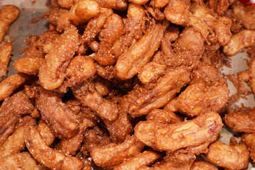 Fried bananas are Thai desserts by cutting bananas into sheets. Then moistened with flour containing rice flour, grated coconut, roasted sesame, sugar and coconut milk. Fry in hot oil in the pan.