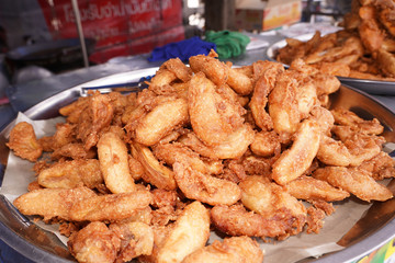 Fried bananas are Thai desserts by cutting bananas into sheets. Then moistened with flour containing rice flour, grated coconut, roasted sesame, sugar and coconut milk. Fry in hot oil in the pan.