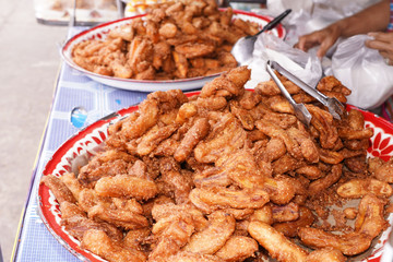 Fried bananas are Thai desserts by cutting bananas into sheets. Then moistened with flour containing rice flour, grated coconut, roasted sesame, sugar and coconut milk. Fry in hot oil in the pan.