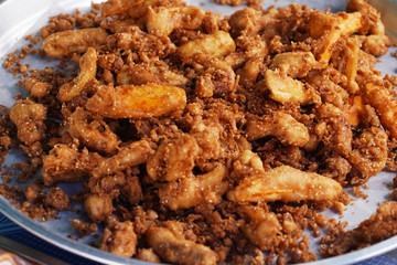 Fried bananas are Thai desserts by cutting bananas into sheets. Then moistened with flour containing rice flour, grated coconut, roasted sesame, sugar and coconut milk. Fry in hot oil in the pan.