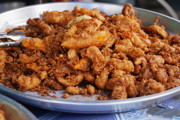 Fried bananas are Thai desserts by cutting bananas into sheets. Then moistened with flour containing rice flour, grated coconut, roasted sesame, sugar and coconut milk. Fry in hot oil in the pan.