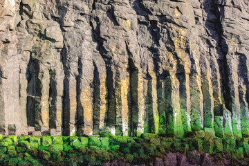 muro de piedra con formas y colores