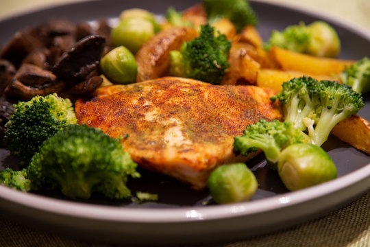 Gesunde Mahlzeit mit Hähnchenbrust Filet und frischem Gemüse