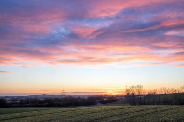 Sonnenaufgang über den Feldern