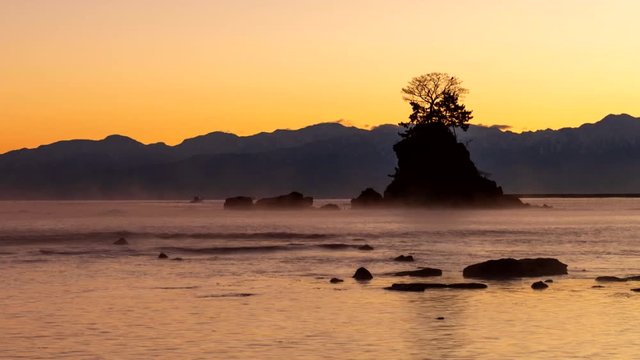 夜明けの雨晴海岸　朝日に染真気嵐と女岩Timelapse-DFズーム版
