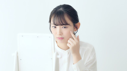 肌荒れを気にする女性