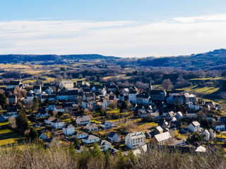 La Tour-d'Auvergne sur un promontoire dans la vallée de la Burande , versant ouest du massif du...