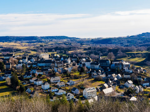 La Tour-d'Auvergne sur un promontoire dans la vall&eacute;e de la Burande , versant ouest du massif du Sancy dans le Puy-de-D&ocirc;me
