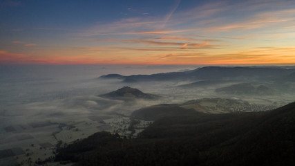 Nebel im Tal bei Sonnenaufgang
