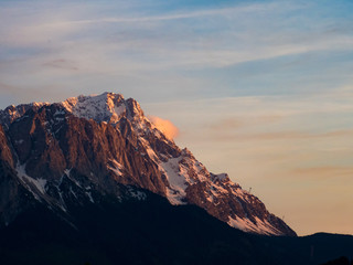 Fototapeta na wymiar Zugspitze im Abendlicht, Wettersteingebirge, bayerische Alpen, Deutschland