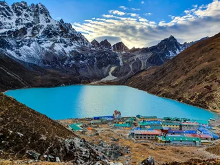 Cercles muraux Cho Oyu Everest base camp trek itinerary: Gokyo village, Solokhumbu, Nepal. Picturesque view on famous Dudh Pokhari or Gokyo lake with marvellous turquoise water.