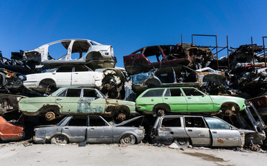 Old damaged cars on the junkyard waiting for recycling - obrazy, fototapety, plakaty