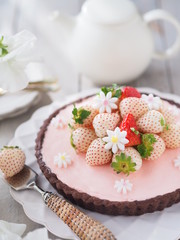 オシャレな白いイチゴのタルトケーキ