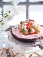 オシャレな白いイチゴのタルトケーキ