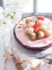 オシャレな白いイチゴのタルトケーキ