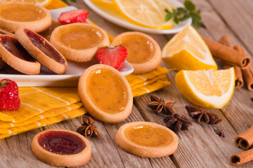Lemon and straberry tartlets.	