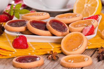 Lemon and straberry tartlets.	