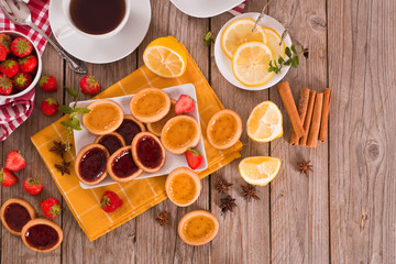 Lemon and straberry tartlets.	