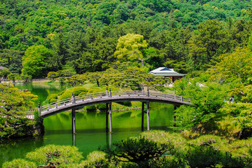 栗林公園の飛来峰（ひらいほう）から、南湖に架かる偃月橋（えんげつきょう）