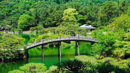 栗林公園の飛来峰（ひらいほう）から、南湖に架かる偃月橋（えんげつきょう）