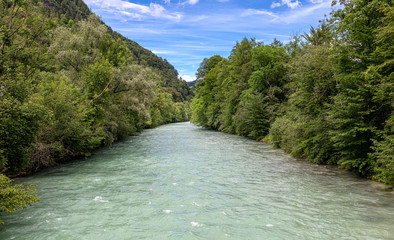 kleiner Fluss in den Bergen