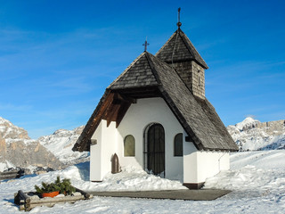 Erinnerung an den 1. Weltkrieg - Ein Ort zum Innehalten und Nachdenken - Eine kleine Kapelle mit einer Granate im Skigebiet von Alta Badia in Südtirol