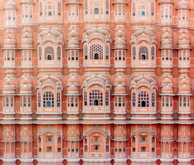 Fototapeta na wymiar Hawa Mahal palace (Palace of the Winds) in Jaipur, Rajasthan , India