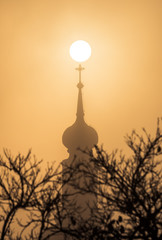 Kirchturm im Sonnenaufgang