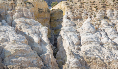 Schwefelfumarolen mit Schwefelkristallen auf dem Stefanos-Krater Nisyros Griechenland