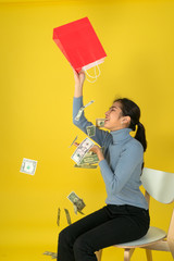 The woman raised the red paper bag and poured out the money into her head..