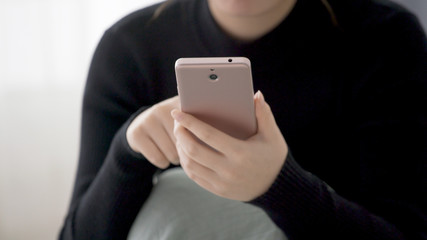 スマートフォンを操作している女性	