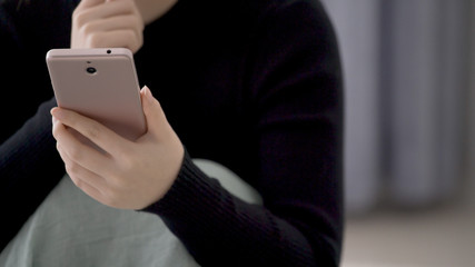 スマートフォンを操作している女性	
