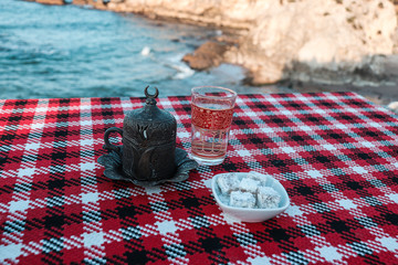 Traditioneller t&uuml;rkischer Kaffee, ein Glas Wasser und t&uuml;rkische K&ouml;stlichkeiten mit einer K&uuml;sten Aussicht 