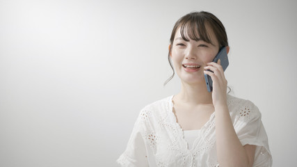 スマートフォンで通話をしている女性