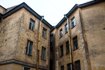 Fototapeta na wymiar old, shabby residential building in St. Petersburg