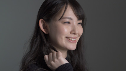 ビューティー　笑顔の女性	