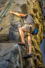 Perrsonnes sur un mur d'escalade