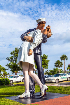 statue Unconditional surrender by Seward Johnson