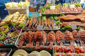 At the Thai market, ready-made seafood is displayed in close-up.