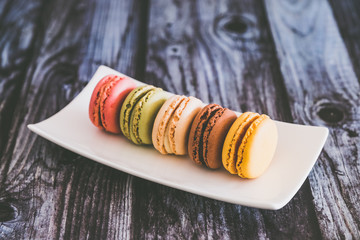 Assortiment de macarons colorés aux divers parfums