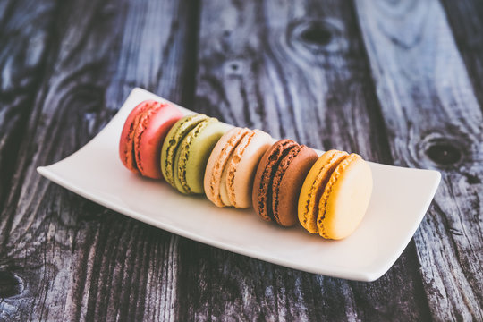 Assortiment de macarons color&eacute;s aux divers parfums