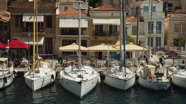barcos en la costa griega, costa de poros