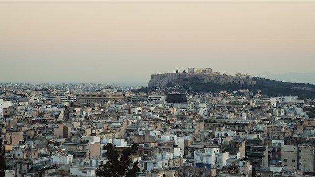 Atenas con la acropolis a la distancia en un d&iacute;a de verano