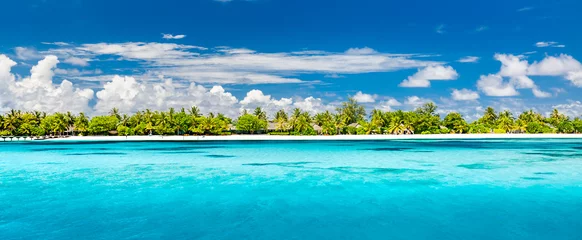 Photo sur Aluminium Bora Bora, Polynésie française Panorama de l& 39 île des Maldives. Paysage de plage d& 39 été, fantastiques palmiers à ciel bleu sur une plage de sable blanc, villas dans un complexe de luxe ou un hôtel. Paysage de vacances d& 39 été